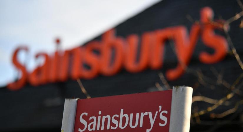 A járvány kezdete óta most kapnak harmadszorra bónuszt a Sainsbury dolgozói