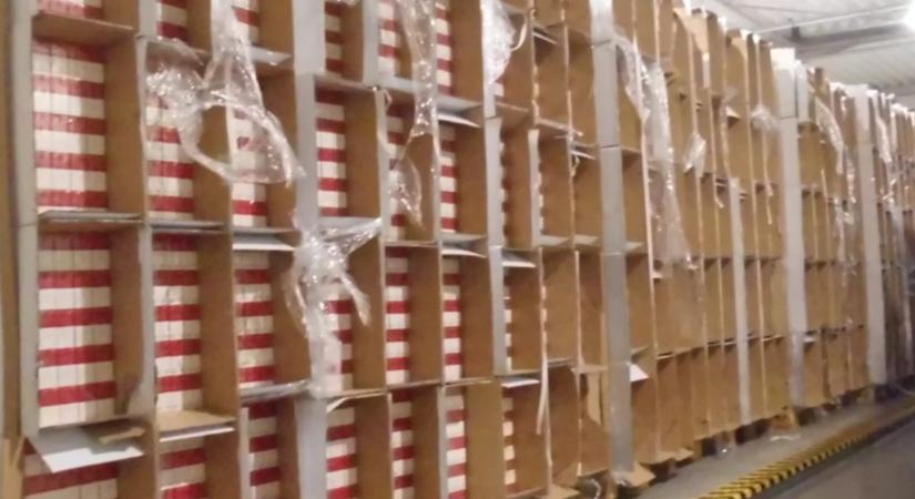 Félmillió doboz cigarettát foglaltak le Nagylaknál – videó