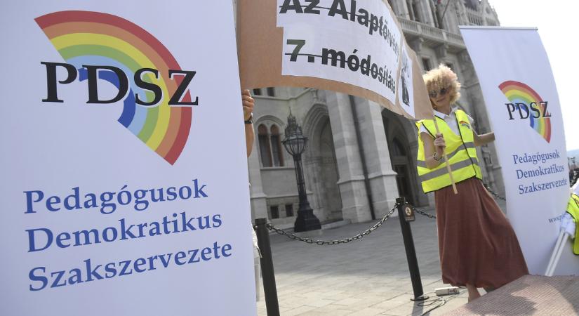 Orbán Viktort kérik, hogy zárja be az összes iskolát