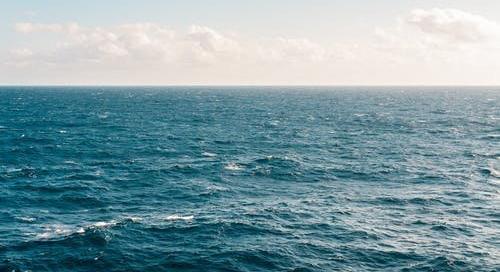 Valóságos csoda: tengeri szemétbe kapaszkodva élte túl a 14 órás hánykolódést a Csendes-óceánba zuhant mérnök
