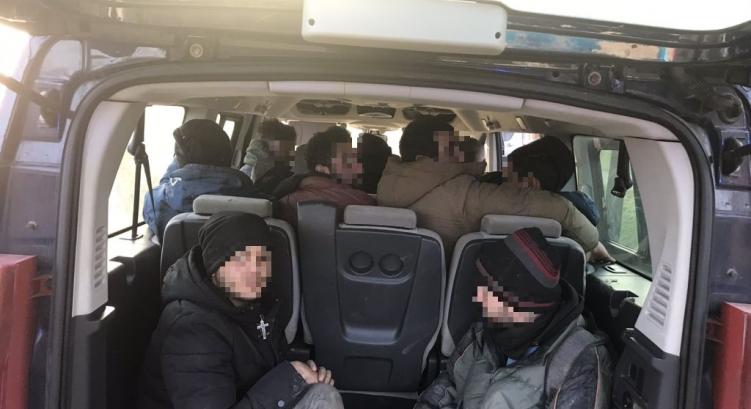 Kamionokban, buszokban rejtőzködtek - egyetlen nap alatt 180 migránst fogtak el a magyar rendőrök
