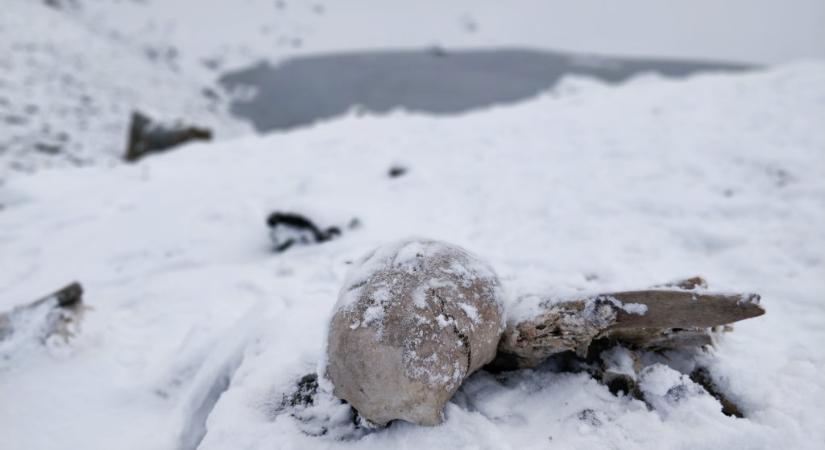 Emberi csontokkal van tele egy titokzatos himalájai tó