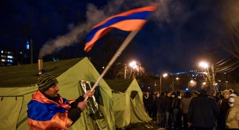 Puccskísérlettel vádolta a katonai vezetést a népszerűtlen örmény miniszterelnök
