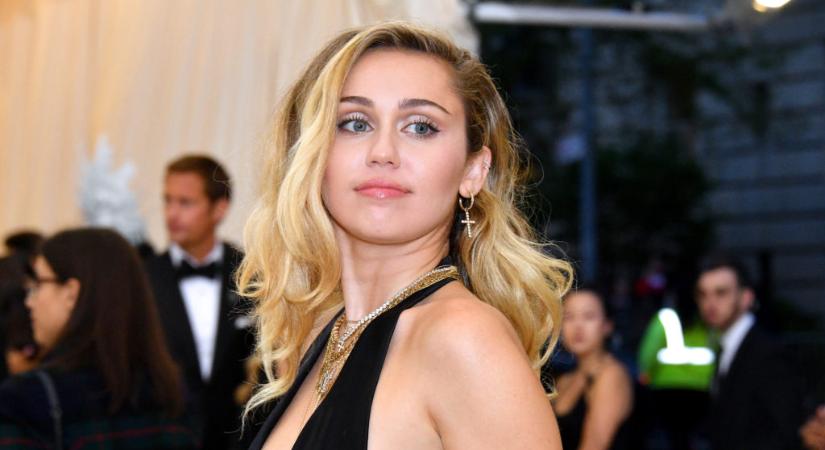Miley Cyrus kiposztolta, hogy a telefonja emlékezteti, hogy el ne felejtse feltölteni a szexjátékait