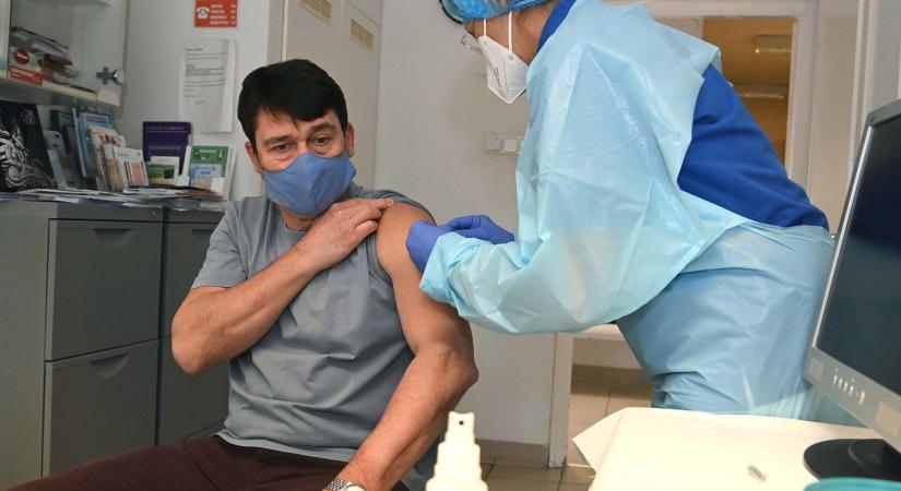 Megkapta a koronavírus elleni védőoltást Áder János