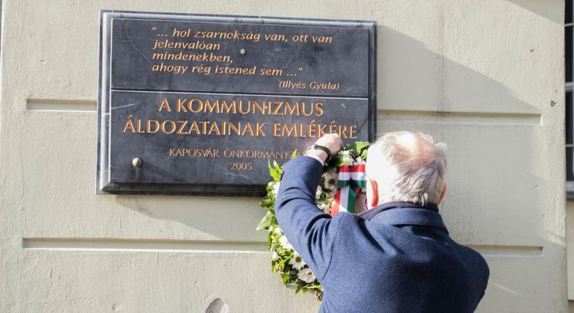 A korábbi kommunista ügynök fideszes polgármester is koszorúzott a kommunizmus áldozatainak emléknapján
