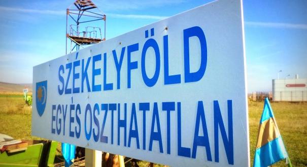 Maradhatnak a kétnyelvű feliratok Brassó megye székelyföldi határában