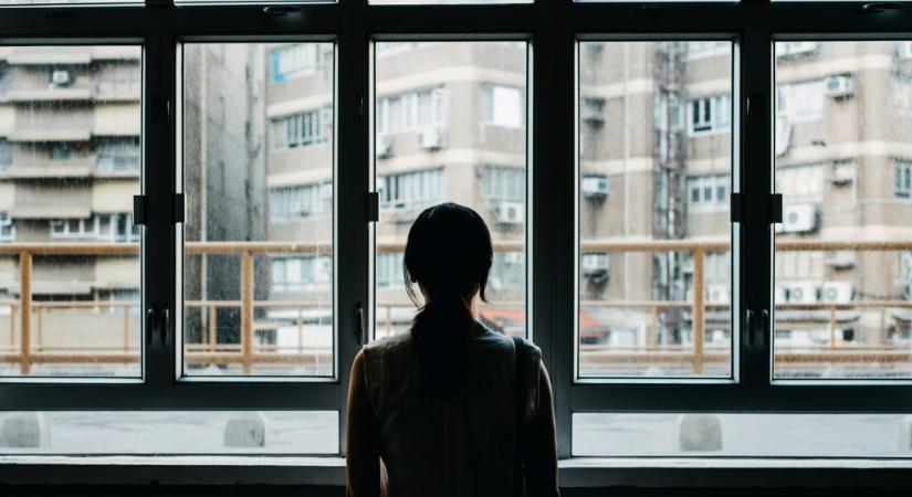 Miért marad? Mert nincs hová mennie – Nők és a lakhatási válság