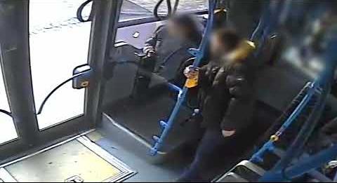 Videó: így késelték meg az SZFE-maszkos nőt a buszon