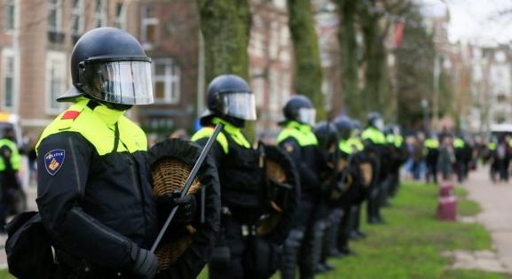 A holland bíróság szerint jogszerű volt a kijárási tilalom bevezetése az országban
