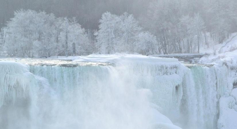 Lenyűgöző képeken a befagyott Niagara-vízesés – Galéria