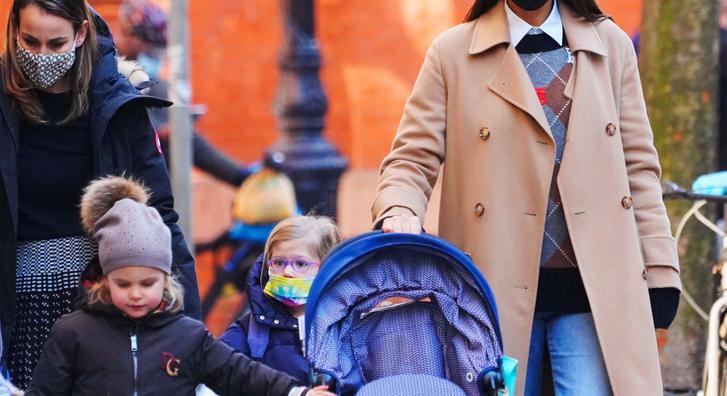 Irina Shayk és kislánya babakocsit sétáltatott, Pete Wentz kétévesével lazulgatott