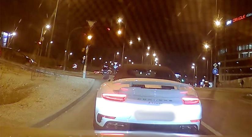 VIDEÓ: Büntetőfékezett, majd megállt a Porsche sofőrje és tovább büntetett