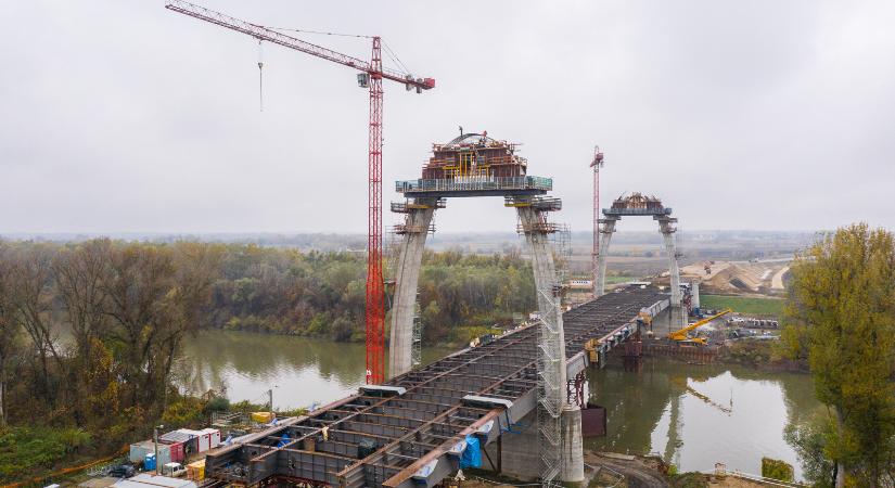 Videón mutatják be a tiszaugi híd építését
