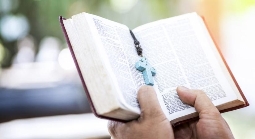 Meztelenül mászkált, Bibliát szorongatva zaklatta a lakókat