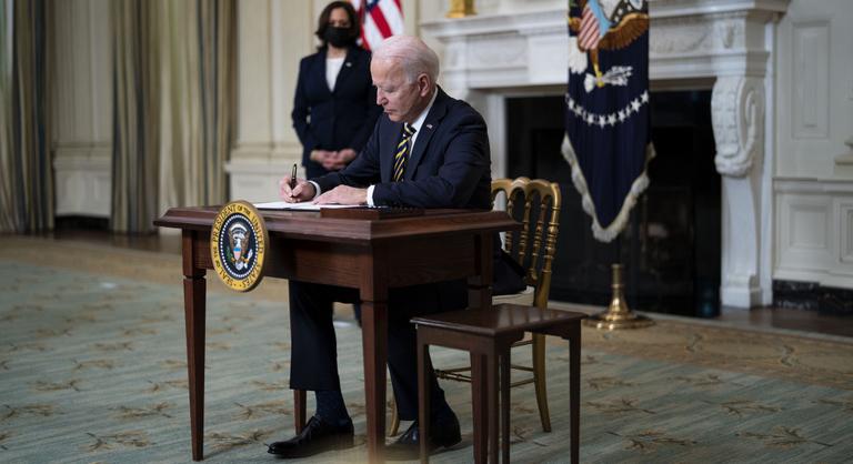 Biden feltámasztaná az amerikai félvezetőgyártást