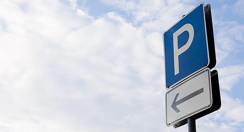 Így parkol a főváros egyik cége: 1 autó, 1 hely, 900 ezer forint