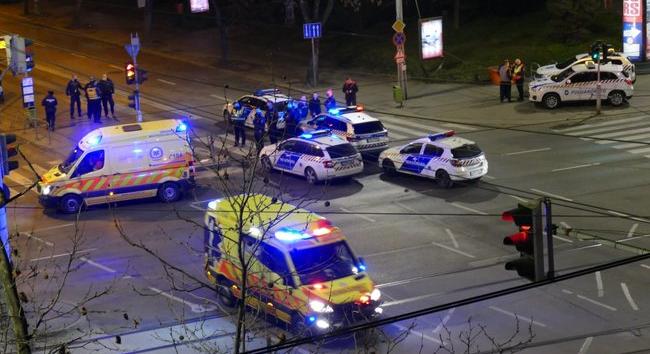 Nagy erőkkel vonultak ki a rendőrök: Két fiatalra rántott kést egy buszsofőr a Hungária körútnál