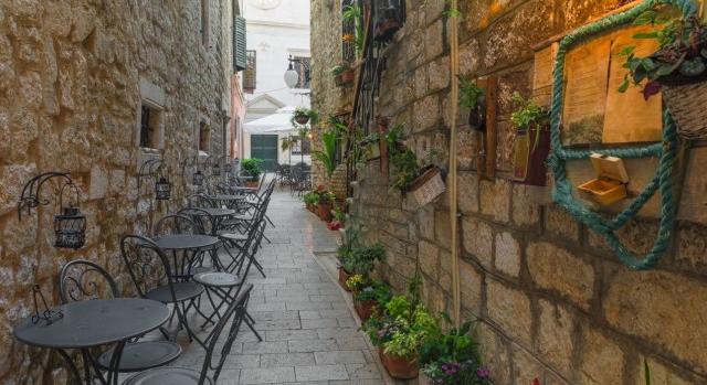 Horvátországban hétfőtől kinyitnak az éttermek és kávézók teraszai