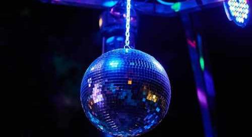 Nem akárki miatt lett disco a gépzenés, táncos szórakozóhelyek neve