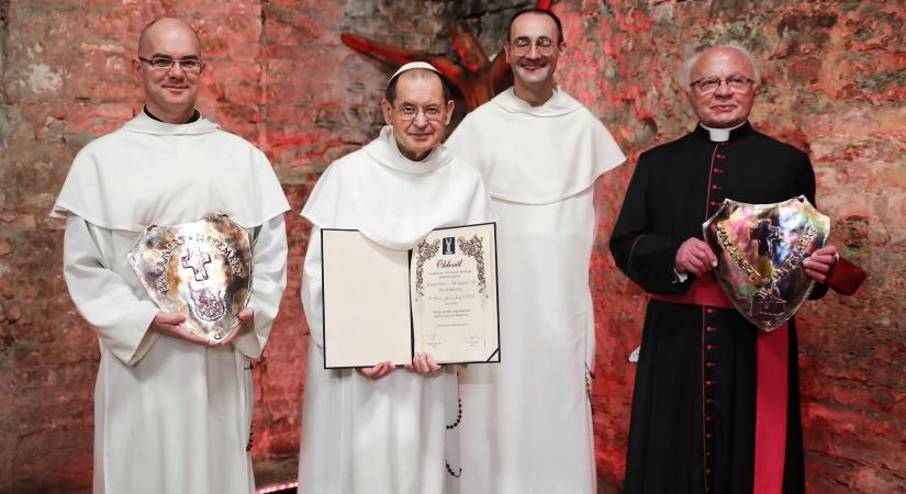 Pálos szerzetesek mellett egy erdélyi plébános kapta idén a Hit pajzsa díjat