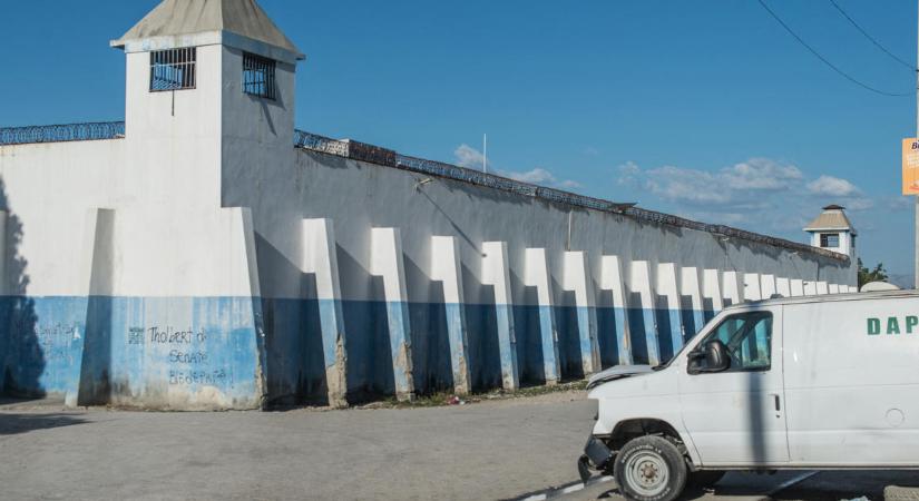 Tömeges szökés egy haiti börtönből, százakat keresnek