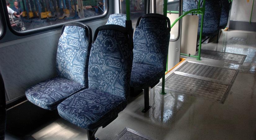 Hétfőtől új szolgáltató járatja a buszokat Vásárhelyen, de a Volánbusz is marad, mert nekik nem szóltak