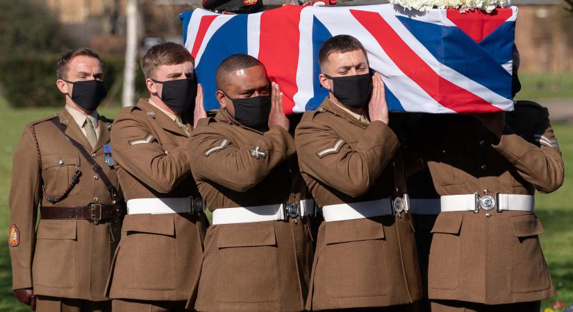 Eltemették a veteránt, aki 33 millió fontot gyűjtött össze a brit állami egészségügynek
