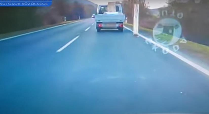 Videó: kis híján balesetet okozott egy kisteherautó platójáról leesett gerenda