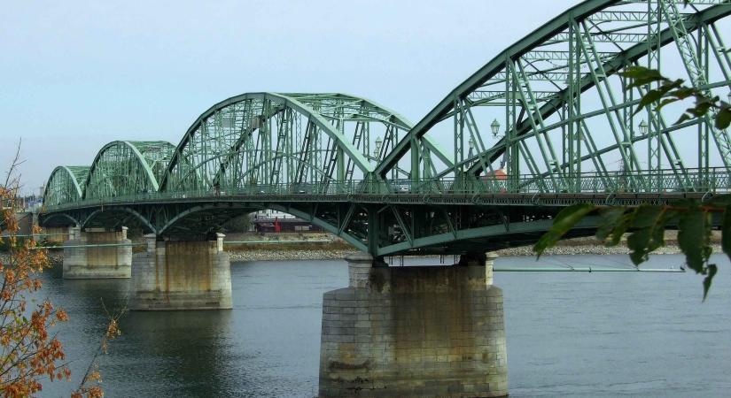 Le akart ugrani a hídról egy férfi Komáromnál, a rendőrök megakadályozták a tragédiát