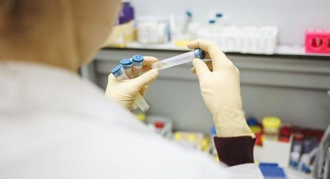 Meghaladta a húszezret a koronavírus halálos áldozatainak száma Csehországban