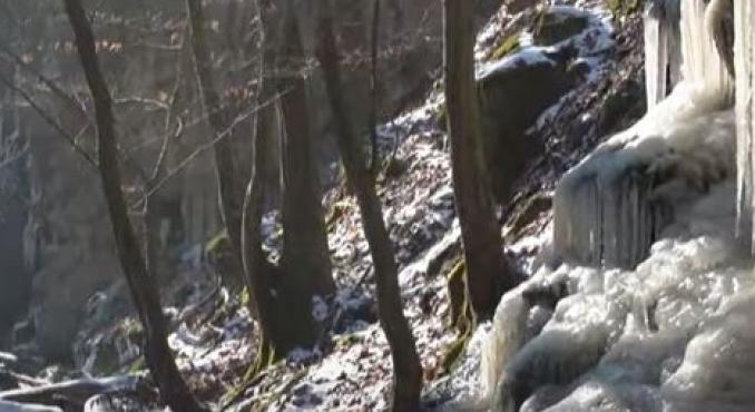 Káprázatos videón örökítették meg a Mátrában olvadó jégtömeget