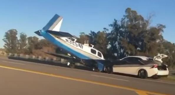 VIDEÓ: Autóval ütközött egy kényszerleszállást végrehajtó kisgép Kaliforniában