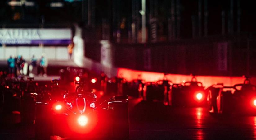 Formula E: Bird nyert a piros zászló mögött záródó rijádi versenyen