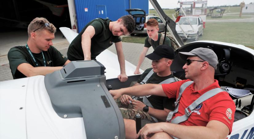 Leendő katonai pilótákat képeznek ki Börgöndön a vitorlázórepülésig