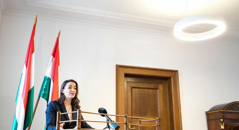Megjelent a kormányrendelet, ami Novák Katalin kegyes hozzájárulásához köti az egyedülálló szülők esetében az örökbefogadást