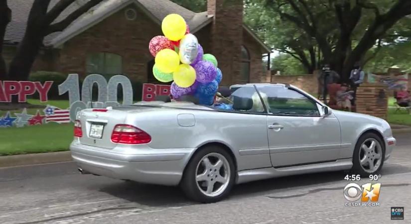A századik születésnap autós felvonulással való megünneplése népszokás lett Amerikában