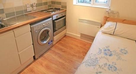Az ágy a sütőtől egy méterre található – forrnak az indulatok két lakás miatt az Egyesült Királyságban