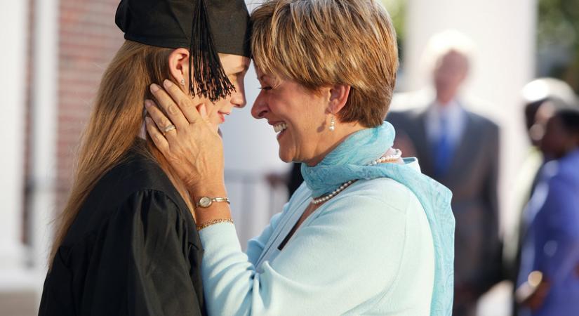 Nem attól boldog a gyerek, ha diplomája lesz: hogyan segíthetünk szülőként, hogy elégedett felnőtt legyen?