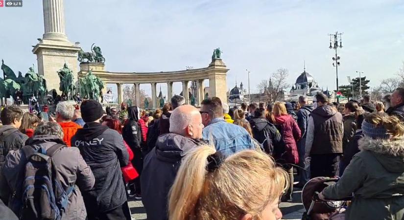 Több százan tüntetnek a szigorítások, a maszkviselés és a kötelező oltás ellen Budapesten
