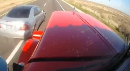 Két autó is egy kamionnak csapódott egy igen furcsa balesetben (videó)