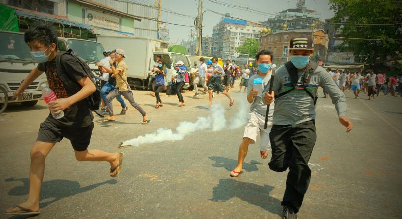 A rendőrség tüzet nyitott a mianmari tüntetőkre, legalább 18-an meghaltak
