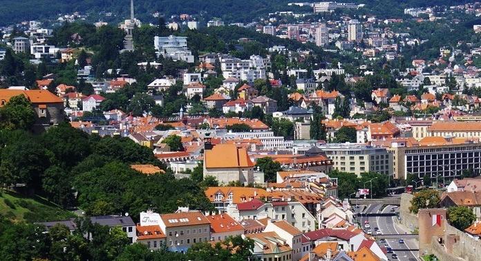 Szlovákiában a boltosokat, taxisokat és ellenőröket is oltják
