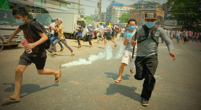 A mianmari rendőrség tüzet nyitott a tüntetőkre, legalább 18 halott