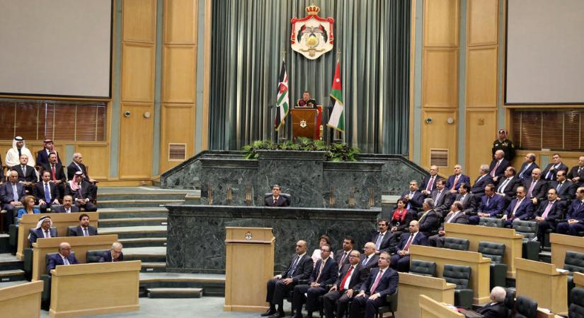Jordánia két miniszterét is kirúgták, miután a járványügyi szabályokat megszegve buliztak egy nagyot