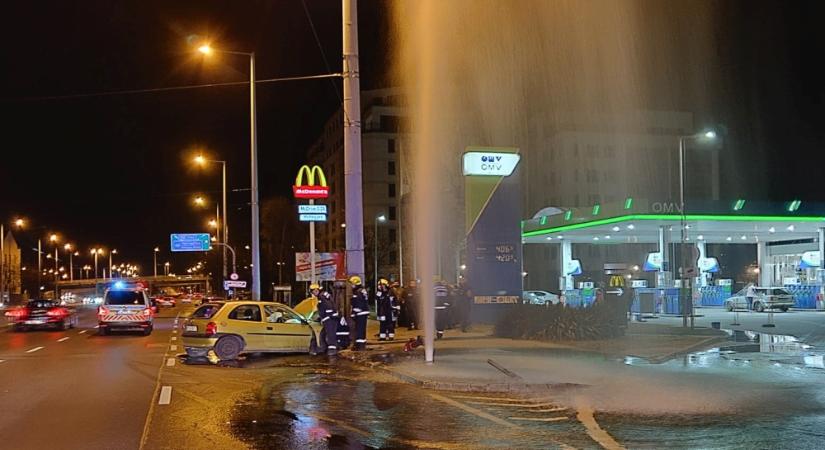 Ledöntötte az autós a tűzcsapot: hatalmas a szökőkút Budapest közepén