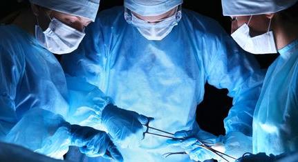 Elképesztő! Műtét közben jelentkezett be egy orvos az online tartott tárgyalására