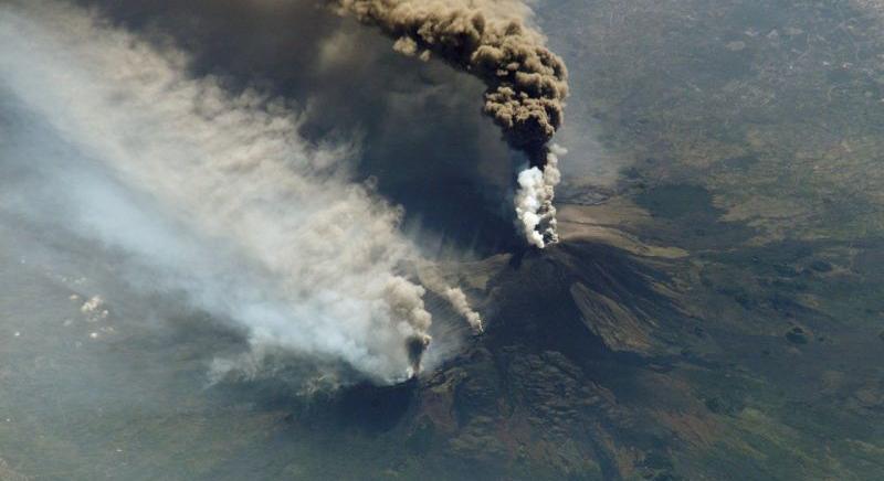 Kitört, és elképesztő videón látható a tüzet okádó Etna