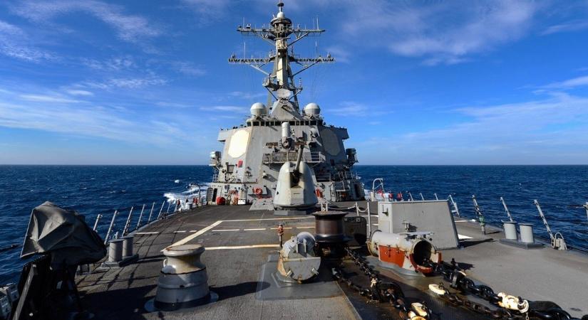 Amerikai hadihajó kelt át a Tajvani-szoroson Tienanmen évfordulóján