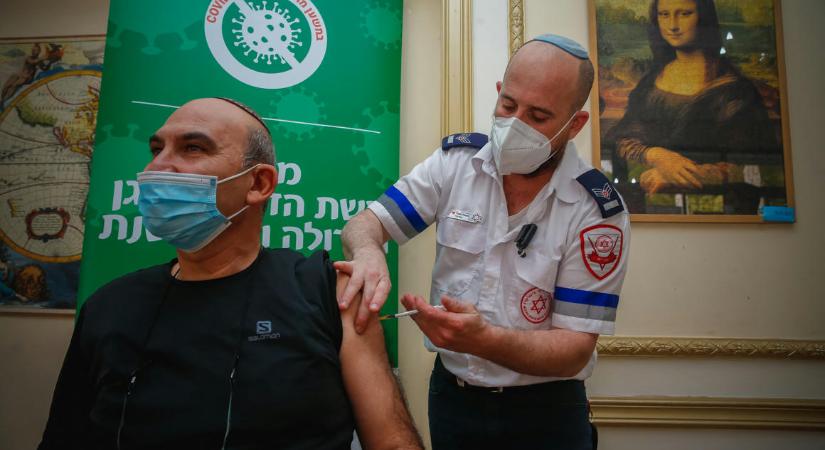 Oltják az időseket Izraelben, egyre kevésbé van szükségük lélegeztetőgépre